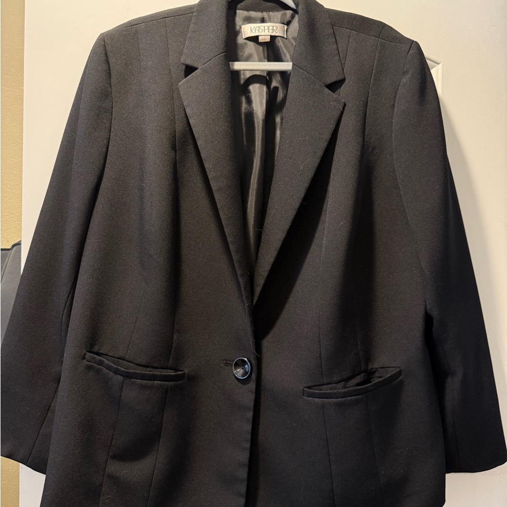 Kasper Black Blazer with Notched Lapels and Structured Shoulders